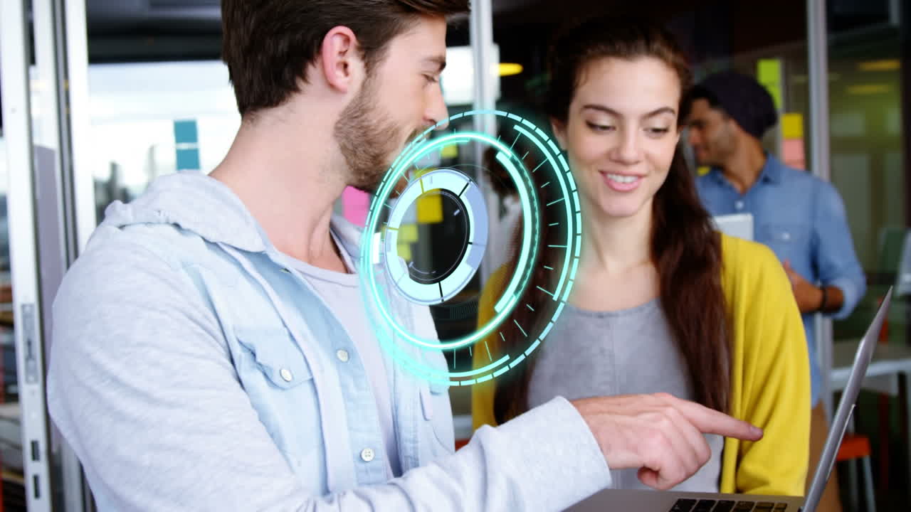 animación de la cerradura de la caja fuerte sobre una pareja de negocios caucásica hablando