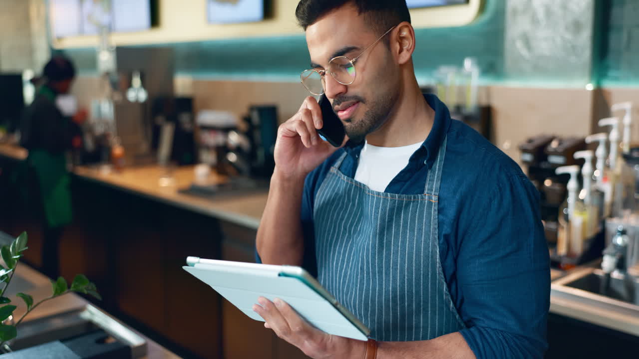 hombre, llamada telefónica y tableta para el restaurante
