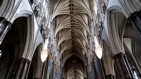 Tiro-Inclinado-Hacia-Abajo-Que-Revela-El-Techo-Interior-Increíble-De-La-Abadía-De-Westminster