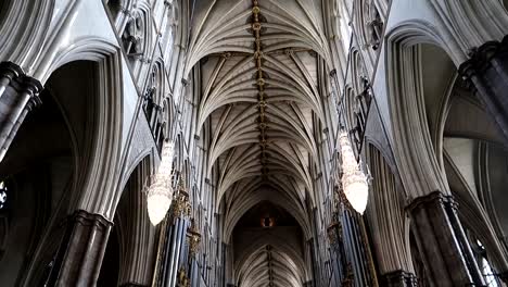 tiro inclinado hacia abajo que revela el techo interior increíble de la abadía de westminster