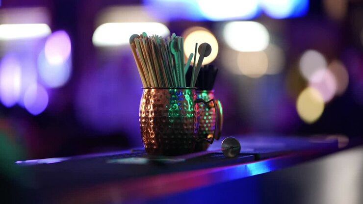 Accessori da barista di discoteca con luci della pista da ballo e sfondo bokeh