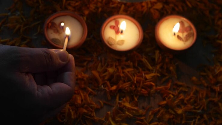 Panoramica a sinistra su Diya o lampade accese per Diwali, il 'Festival delle luci', la più importante antica festa indù celebrata per significare la vittoria della luce sull'oscurità
