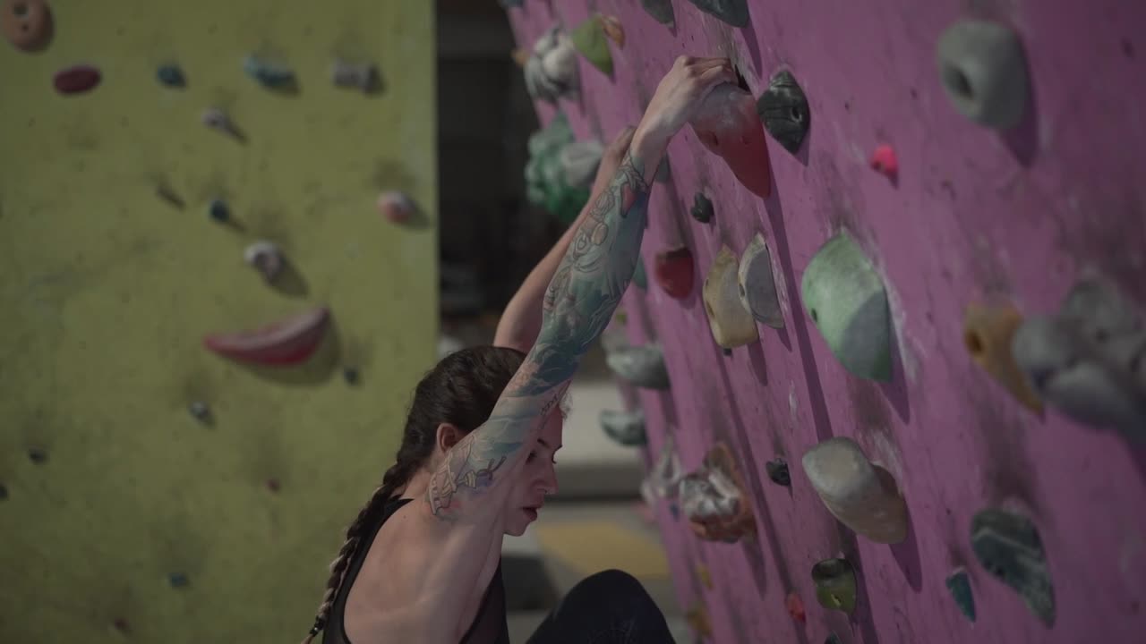 mujer escalando rocas