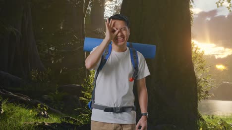 un caminante feliz en el bosque
