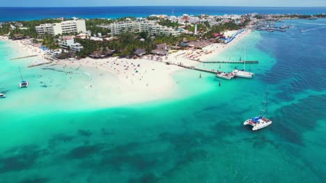 Playa-Norte,-Isla-Mujeres-Popular-Beach-Coast-With-Luxury-Resorts-And-Boats-Off-Shore,-4K-Mexico-Drone