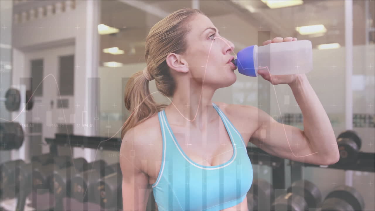 bebiendo de la botella, mujer en el gimnasio con datos de fitness animación sobre la escena