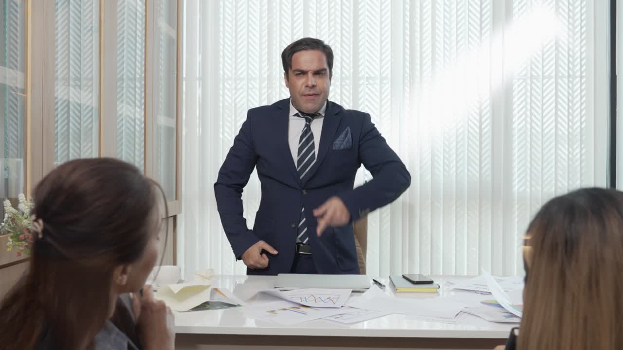 jefe enojado descontento con las actuaciones de las empleadas, tirando papeles delante de dos empleadas y señalando a la puerta, pidiendo a la empleada que deje la sala de reuniones, socios empresarios discutiendo en la oficina, mala atmósfera en la oficina.