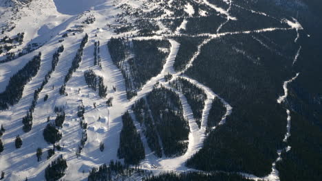 Vista-Aérea-De-Exuberantes-Montañas-Nevadas-Alrededor-Del-Lago-Garibaldi-En-El-Parque-Provincial-Garibaldi-En-Bc,-Canadá-Durante-La-Temporada-De-Invierno