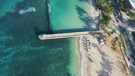 Schwenkansicht-Der-Menschen-Am-Waikiki-Beach-Bis-Zur-Skyline-Ansicht