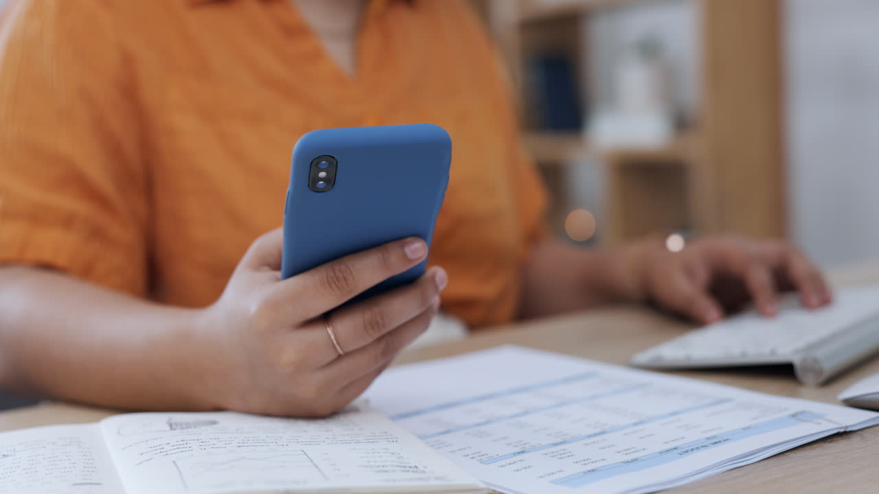 mujer de negocios, manos y mecanografía