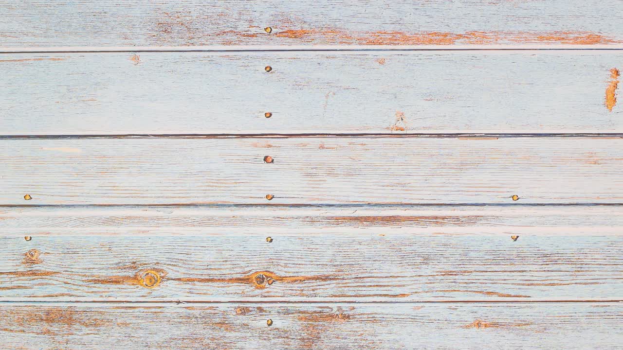 los billetes de cincuenta euros aparecen en una línea en una mesa de madera - stop motion