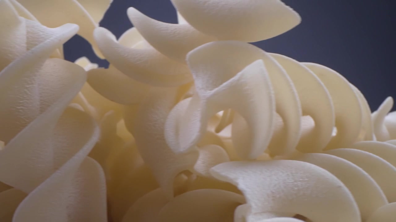 Scatto macro ravvicinato di pasta a spirale cruda in rotazione