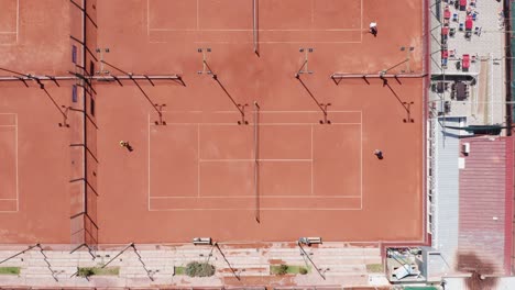 Tennismatch-Zweier-Spieler-Auf-Sandplatz-Von-Oben-Gesehen