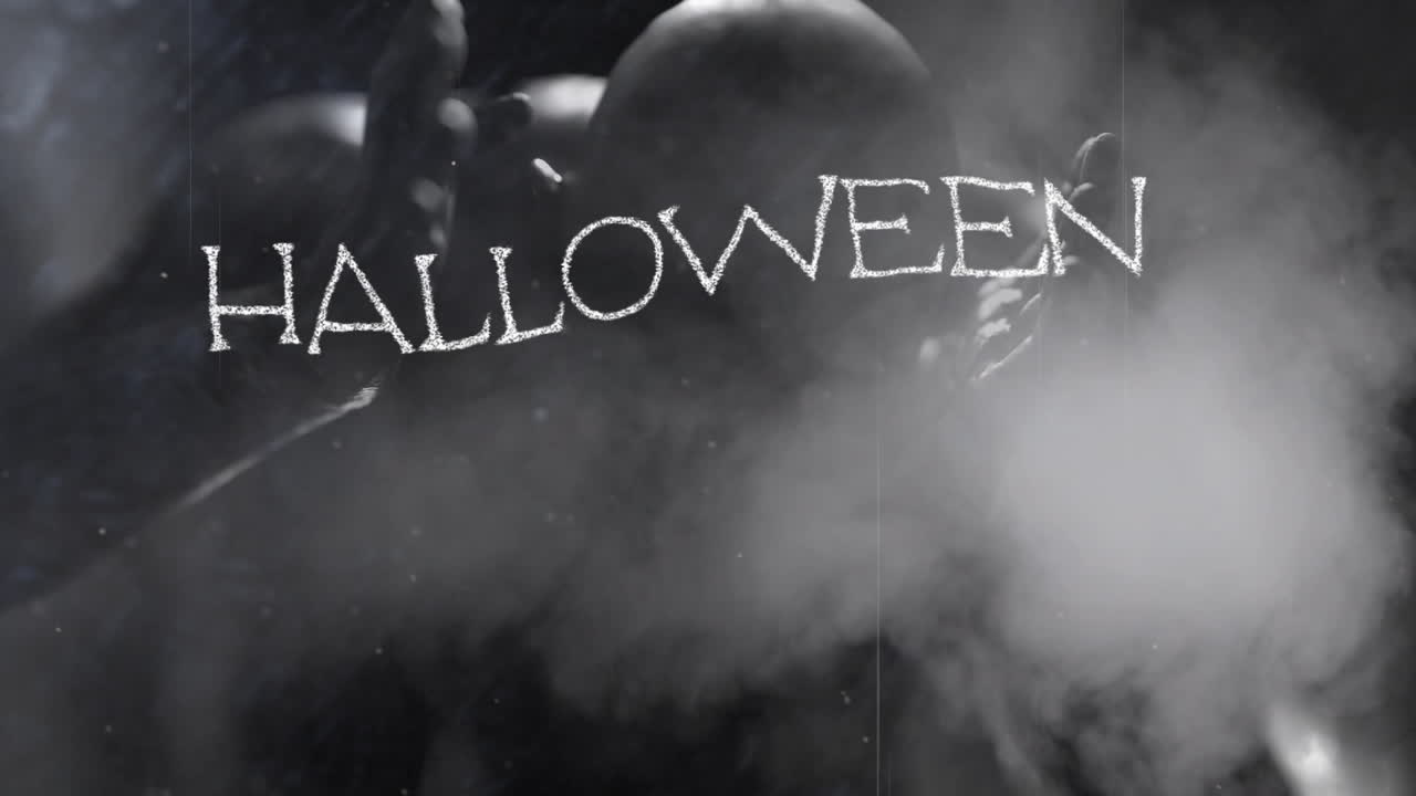 animación del texto de halloween y luz roja sobre una película dañada de una figura zombi sosteniendo la cabeza en dolor