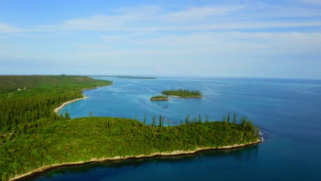 Tiro-De-Drones-Viajando-Frente-A-Una-Costa-Tropical-Con-Algunas-Islas-Pequeñas-Y-Playas-Durante-Un-Hermoso-Día