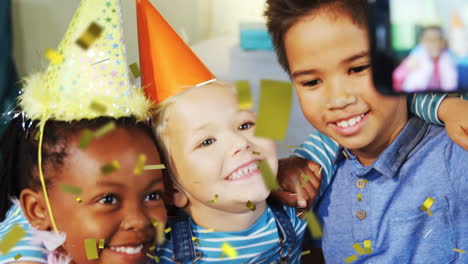 animación de confeti cayendo sobre diversos niños con sombreros de fiesta en una fiesta de cumpleaños