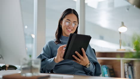 Mujer-De-Negocios,-Tableta-Y-Feliz-Por-La-Oficina