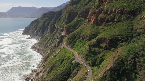 Eine-Luftaufnahme-Zeigt,-Wie-Autos-Entlang-Des-Chapman&#39;s-Peak-In-Südafrika-Am-Meer-Vorbeifahren-2