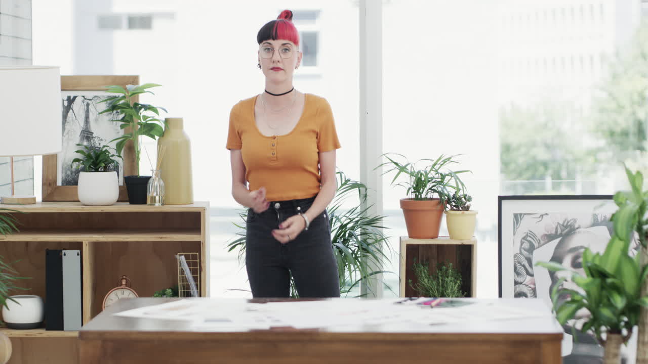 una joven empresaria segura de sí misma que trabaja