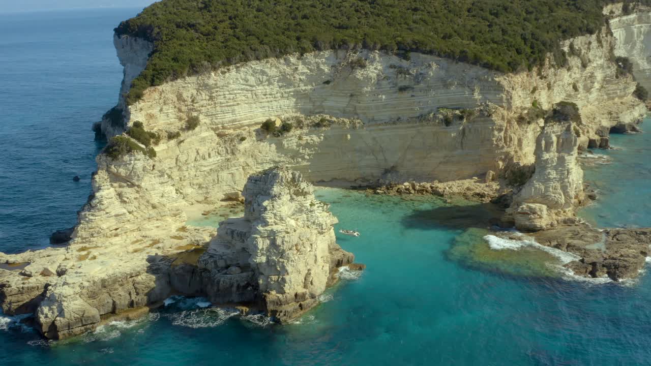 costa rocosa erosionada de grecia de la isla de paxos en el mar jónico, fundador aéreo