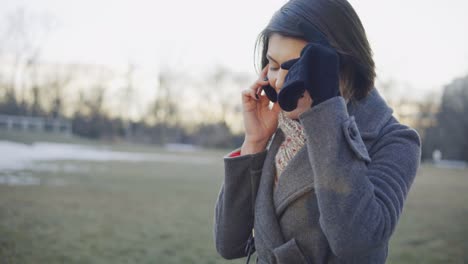 mujer de negocios caminando y hablando por teléfono