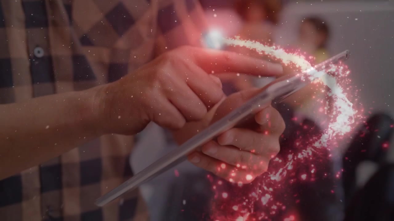 Mani di adulto che tengono un tablet, toccando e guidando una spirale di particelle rosa mentre insegna ai bambini