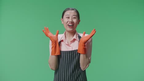 mujer con delantal y guantes