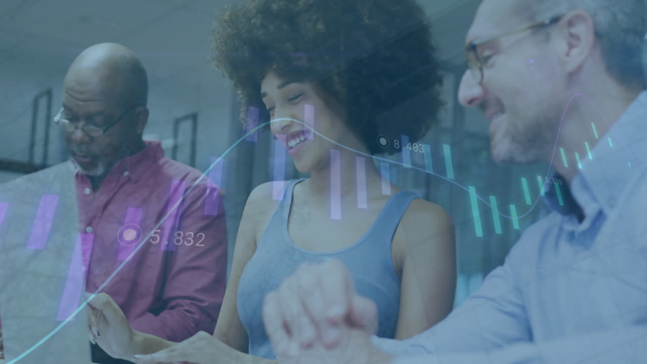 animación del procesamiento de datos financieros sobre diversas personas de negocios en la oficina