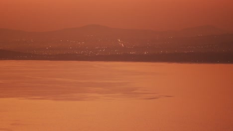 Video-Mit-Wunderschönem-Blick-Auf-Den-Sonnenuntergang-über-Der-Stadt-An-Der-Küste