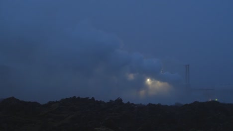 Island,-Blaue-Lagune,-Geothermiekraftwerk-Svartsengi-Bei-Nacht,-Kamerabewegung,-Kameraschwenk-Von-Rechts-Nach-Links,-Mittlere-Aufnahme-Mit-Einem-Teleobjektiv