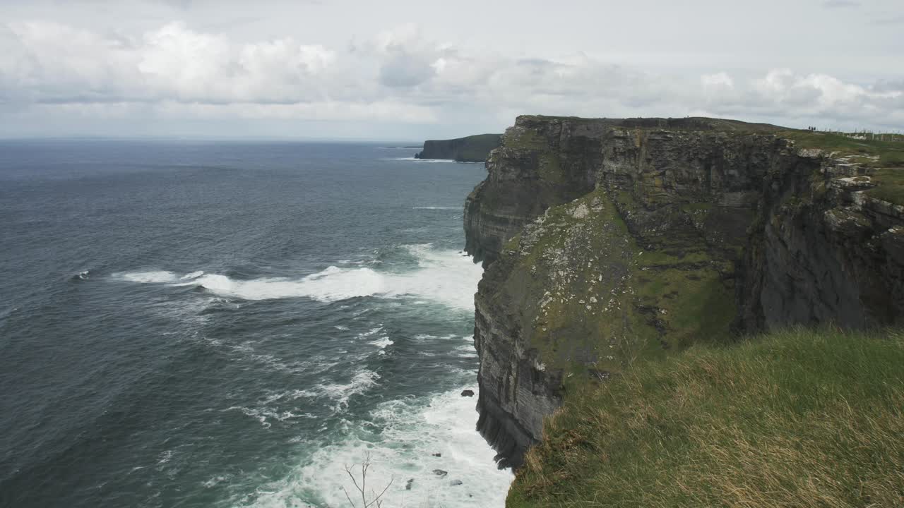 los acantilados de moher en irlanda sobre el océano atlántico
