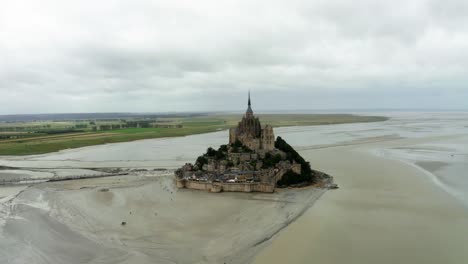 La-Cámara-Del-Drone-Mont-Saint-Michel-Se-Dirige-Hacia-El-Sitio-Y-Hay-Muchos-Turistas.