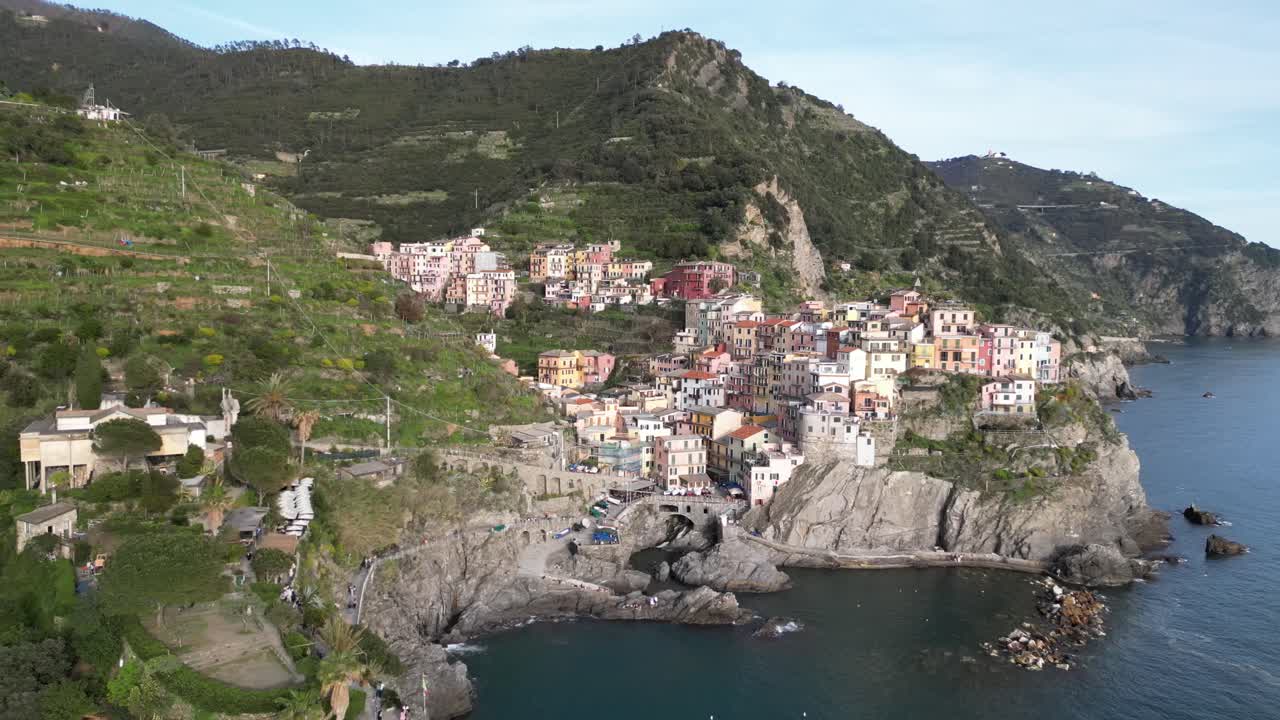 Volo aereo su Manarola, Cinque Terre, Italia, verso il vivace centro turistico