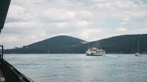 Paisaje-Marino-De-Las-Islas-Príncipe-En-Estambul-Con-Un-Ferry-Blanco,-Barcos-Y-Barcos-Navegando-En-El-Mar-De-Marmara-Con-Gaviotas-Voladoras-En-Cámara-Lenta