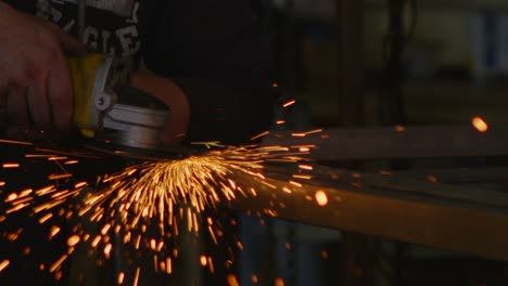 Las-Chispas-Vuelan-Como-Los-Bordes-De-Un-Trabajador-Con-Una-Herramienta-En-Un-Taller.