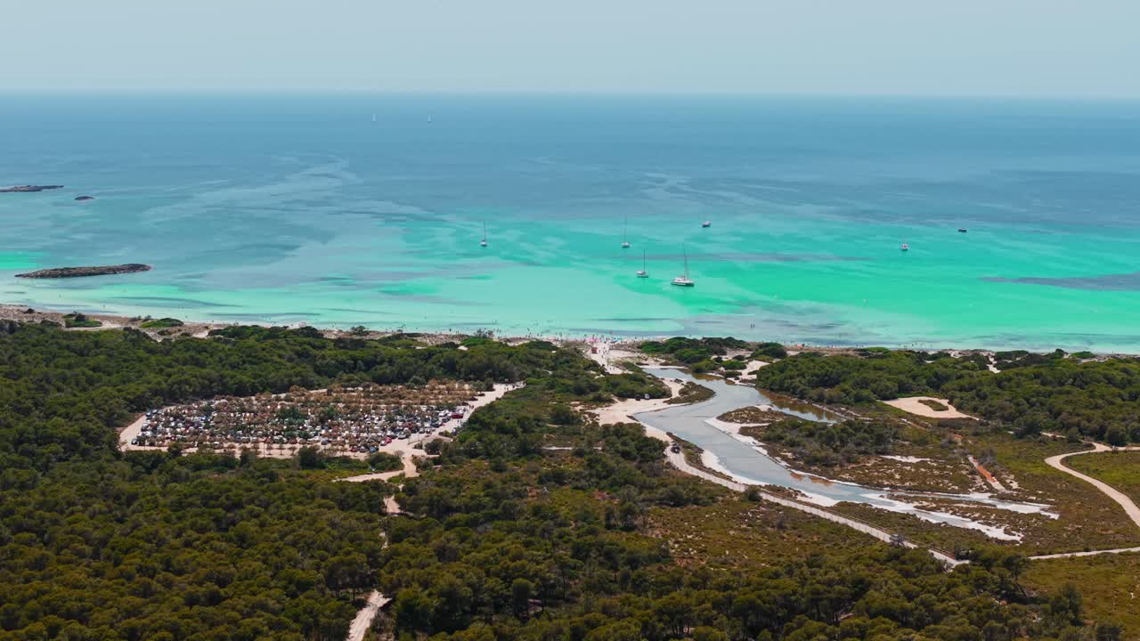 청록색 물이 있는 아름다운 해변의 공중 전망