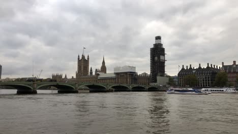 A-view-of-the-houses-of-Parliament-and-Big-Ben-in-London,-England