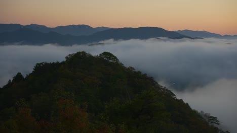 Ruinas-Del-Castillo-De-Takeda,-Amplia-Panorámica-Sobre-El-Valle-Cubierto-De-Niebla-Antes-Del-Amanecer