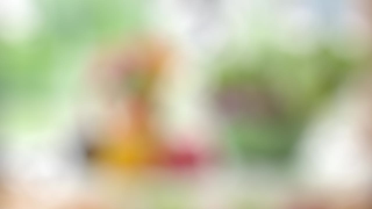 vuelo de plátanos y rebanadas en el fondo del jardín