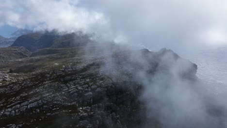 Hermosa-Toma-Aérea-Cinematográfica-De-Drones-De-La-Montaña-De-La-Mesa-Brumosa-En-Ciudad-Del-Cabo-Sudáfrica