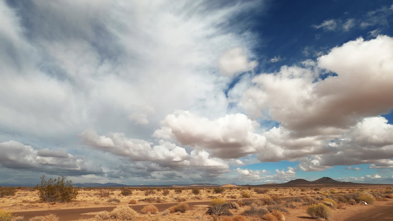 las hermosas nubes sobre el desierto de mojave en california - lapso de tiempo