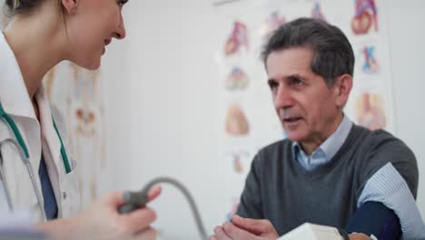 vista portátil del médico mide la presión en su paciente