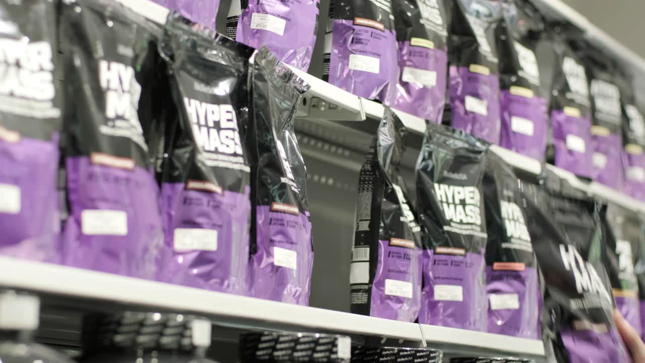 스포츠 영양 상점 인테리어에는 다양한 영양 보충제가 있습니다.