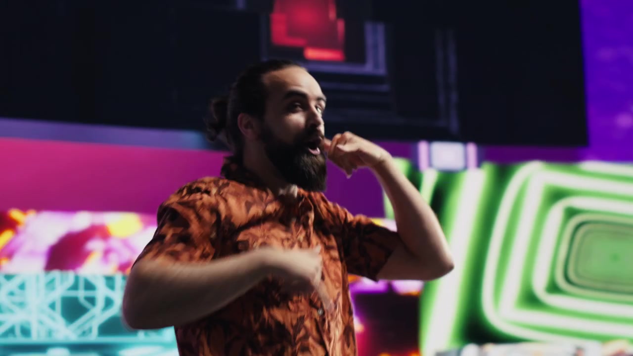 Performer spensierato porta mosse di danza energiche in una scena al neon