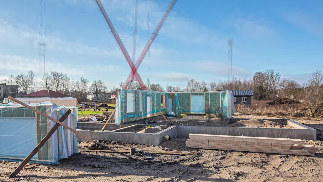 lapso de tiempo del sitio de construcción con una grúa colocando paneles de pared prefabricados