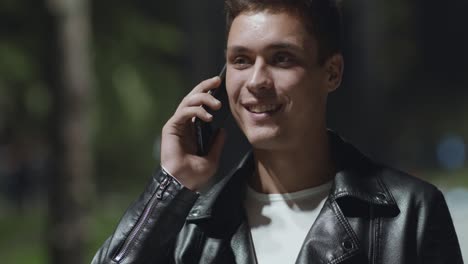 hombre hablando por teléfono en la noche
