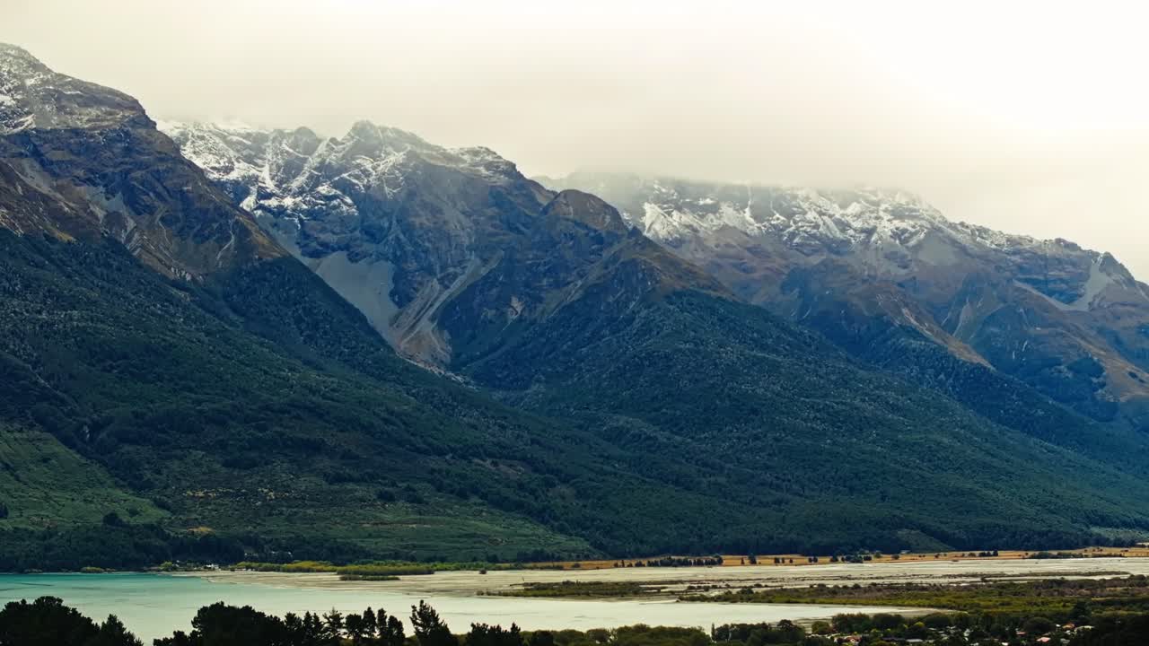 Panoramica aerea in movimento attraverso il delta e il lago Wakatipu a Glenorchy