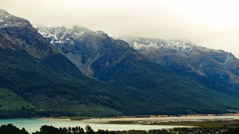 Panorámica-Aérea-De-Camiones-A-Través-Del-Delta-Y-El-Lago-Wakatipu-En-Glenorchy