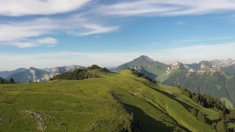 Hermoso-Paisaje-Verde-En-Los-Alpes-Franceses