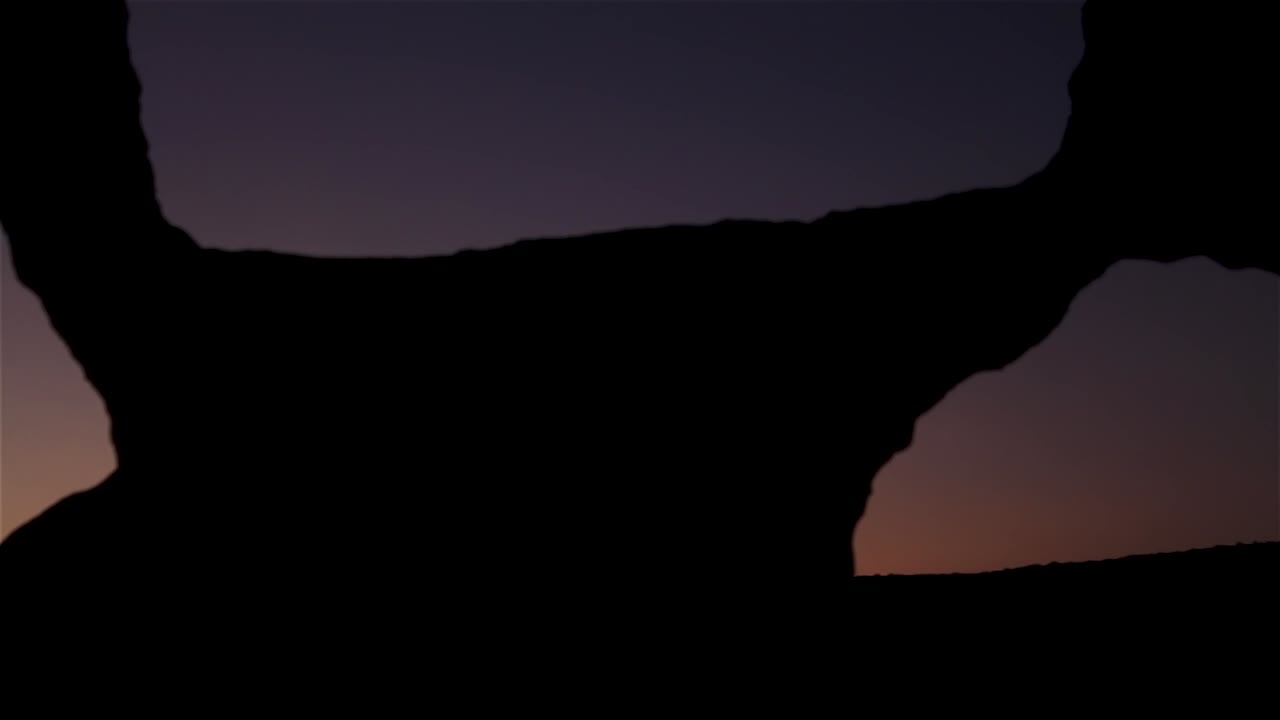 silueta de arco de roca al atardecer